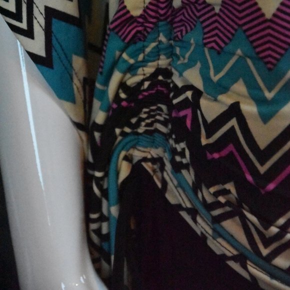 Nina Piu sz S One Shoulder Chevron Print Multi Color Top with Fluttering Sleeve - Picture 4 of 9